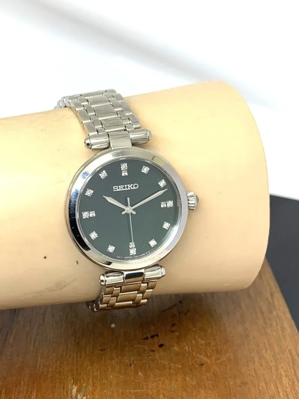 Seiko Women's Watch SRZ535 Quartz Diamond Green Mother of Pearl Dial Steel 30mm